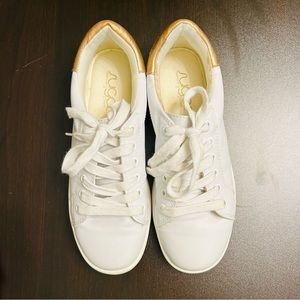 Sugar Memory Foam Glinda White Sneakers with Metallic Rose Gold | Size 6